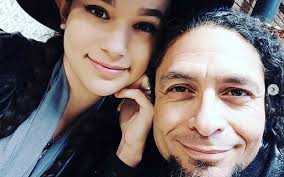 Atriz americana marca casamento com maquiador que tem 29 anos a mais do que  ela