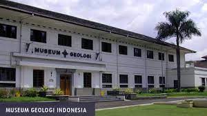 Museum ini dibangun pada tahun 1929, dan sempat dilakukan renovasi, kemudian diresmikan kembali pada 23 museum geologi menyimpan materi geologi yang sangat melimpah yang dikumpulkan sejak tahun 1850. Museum Geologi Bandung Tiket Atraksi Juni 2021 Travelspromo