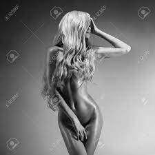 Mujer bonita bailando posando desnuda
