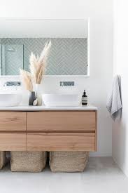 The taste and aptitudes of people are subjected to variation, hence there are a number of trending vanity deigns in use. Simpele Stylish Manieren Om Meer Opbergruimte Te Creeren Bathroom Vanity Designs Vanity Design Bathroom Themes