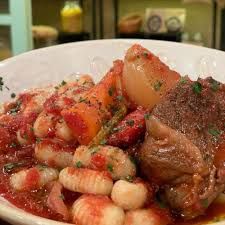 Gnocchi) is a person who is legally registered as a worker, usually for the government, and receives a monthly wage, but who performs little or no work. Noquis De Papa Cocineros Argentinos