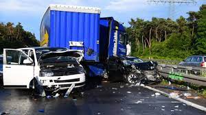 Gefahr Im Stau Wie Schutze Ich Mich Vor Einem Lkw Crash Lkw Unfall Autos