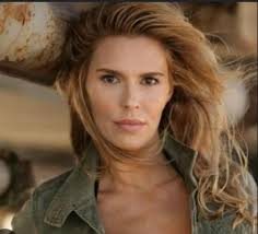 RHOL star Caroline Hutchings' caustic reply to Ehi Ogbebor has left some  netizens saying she carried a knife to a hand fight. Others agreed with  Tiannah that nobody should pick a fight