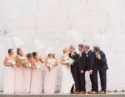 La chaqueta de lluvia y el conjunto de botas de lluvia de esta niña cuenta con un diseño de impresión de todo el cuerpo de hermosos arco iris de color primario contra un fondo azul marino con ribete rosa. Soluciones Para Una Boda Con Lluvia Webnovias Com