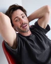 Logan Lerman fotografiado para la revista Men's Health. 📸