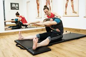 Es liegt mir am herzen, mich um dich zu kümmern, damit du dich gut fühlt und am meisten von pilates profitiert. Personal Pilates Training Vitalastic Bewusst Bewegen