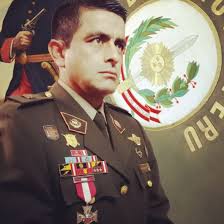 EL SEÑOR TTE CRL EP EDWIN LLANOS ALVARADO COMANDANTE DEL BATALLÓN DE  OPERACIONES DE PROTECCIÓN DEL EJÉRCITO EN REPRESENTACIÓN DE TODA SU  CORPORACIÓN, SE COMPLACE EN SALUDAR Y FELICITAR AL CAPITÁN DE