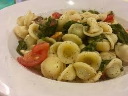 Bello vedere lo che prepara una deliziosa variante della pasta con i tenerumi nella sua cucina. Orecchiette Tenerumi E Cozze Magamasa