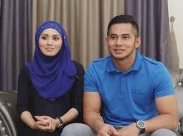 Fizo atau nama sebenarnya wan hafizol wan omar, 34, selaku defendan melafazkan lafaz itu selepas hakim syarie che abdullah che hassan membenarkan permohonan cerai yang difailkan oleh mawar. Fizo Mawar Sah Cerai