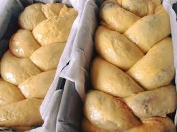 Tăvile trebuie să fie destul de înalte (în momentul în care puneţi cozonacii în tavă. Tasting Romania Cozonac TradiÈ›ional Din Moldova Cu NucÄƒ Stafide È™i Rahat Vine Moldova La Tine Gastronomie LocalÄƒ Produse Gastronomie LocalÄƒ