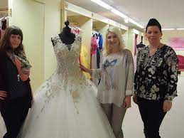 Das brautkleid stellt für die meisten damen eines der wichtigsten kleidungsstücke in ihrem leben dar. Brauttraume Werden Jetzt In Schlangen Wahr Nw De