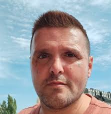 Special delivery for Anna Henderson of Lidl-Trek 🩷 After a fabulous Giro  d'Italia Women Stage 2 win, the pink kit and bike was earned!