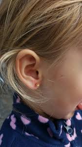 Heutzutage lassen sich sowohl männer als auch frauen ohrlöcher stechen. Ohrringe Fur Kleinkinder Ja Oder Nein Mamablog Mamamichi Twins Travel Family