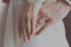 Sélection elle de bagues de fiançailles, bijoux précieux, alliances et bracelets. Comment Porter Ses Bagues De Mariage Et De Fiancailles Frequence Movies Mariage