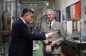 Issu des troupes de marine, le général lecointre est entré dans l'histoire militaire en commandant le dernier homme érudit, véritable littéraire, le général lecointre veut désormais prendre du champ. Visite Du Chef D Etat Major Des Armees Le General D Armee Francois Lecointre L Ordre De La Liberation Et Son Musee