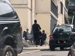 Ce Jeudi Dans Le Quartier Des Liserons Les Guetteurs A Droite Ont Repris Position En Bas De L Impasse Tandis Que L Quartier Le Quartier Voiture De Police