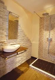 Ma invece di usare i classici rivestimenti, come la maiolica, il cotto, il gres porcellanato, opta per i rivestimenti naturali e grezzi, come il marmo, l'ardesia o la pietra naturale. Rivestimenti In Pietra Foto Design Mag