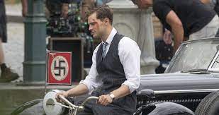 .atentát na říšského protektora heydricha, rozhodli jsme se spolu s producenty filmu, oznámit premiéru anthropoidu v karlových varech film anthropoid se bude promítat nejen na slavnostním zahájení ve velkém sále hotelu thermal, ale rovněž ve dvou dalších souběžně uváděných. Film Anthropoid Atentat Na Heydricha V Karlovych Varech Blesk Cz