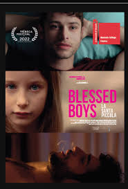 De cabeza (Head On) es un filme australiano de 1998. Protagonizado por Alex  Dimitriades narra el muy difícil proceso de aceptación de un joven con  raíces griegas en un entorno de homofobia,