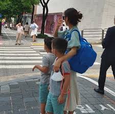 층간소음 가해자로 지목돼 논란이 일었던 방송인 이휘재의. ì´íœ˜ìž¬ ë¬¸ì •ì› ìŒë'¥ì´ ê°€ë°© 2ê°œ ë§¤ê³  ë‹­ íŠ€ê²¨ì£¼ê³  ìŠˆí¼ ì›Œí‚¹ë§˜ Oh ë§ˆì´ Baby