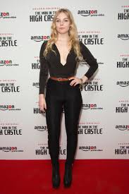 Nell hudson is an english actress, singer, and songwriter who is best known for her portrayal of laoghaire mackenzie in outlander and nancy skerrett in victoria. Nell Hudson Miss Skerret On The Red Carpet