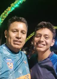 PINTURA FACIAL ASHÁNINKA Un símbolo de identidad cultural y conexión con la  naturaleza. Los diseños geométricos y simbólicos se aplican en el rostro  utilizando achiote, un pigmento natural que aporta un tono