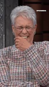 Jamie Lee Curtis no aguanta la risa al ser consultada por el único  autógrafo que ha pedido en su vida, #jamieleecurtishalloween  #jamieleecurtis #jamieleecurtisedit #moviescenes #movie #movienight ...