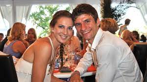 9 053 993 · обсуждают: Thomas Muller Privat Liebe Auf Den Ersten Blick So Lief Das Mit Seiner Frau Lisa News De