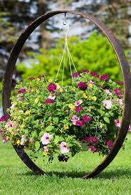 27 Unique Small Storage Shed Ideas For Your Garden Paniers De Fleurs Suspendus Decoration Jardin Panier De Fleurs