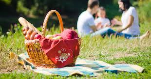 Vonshef deluxe 2 person traditional wicker picnic those who love picnicking prefer splurging on the picnic basket from this brand only. Picnic Basket Ideas H E B