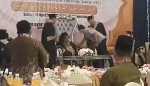 Savesave kertas kerja raya mpkk 2019 for later. Tular Video Timbalan Menteri Tidur Atas Pentas Di Majlis Graduasi Akhirnya Bangun Selepas 3 Orang Datang Kejut Semasa Mstar
