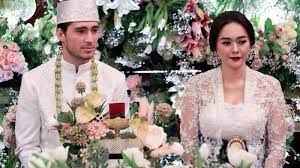 Hal itu diungkap oleh dirinya sendiri di instagram, belum lama ini. 5 Fakta Eryck Amaral Suami Aura Kasih Berusia Lebih Muda Pernah Menikah Dan Sudah Punya Anak Tribunnews Com Mobile