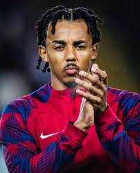 ⚔️ 𝗗𝗨𝗘𝗟 𝗔𝗨 𝗦𝗢𝗠𝗠𝗘𝗧 🇫🇷🔥 Ce soir, place à un choc tricolore !  🇫🇷 ➡️ Mbappé, Camavinga et Tchouaméni d'un côté 💥 ➡️ Koundé de l'autre  💪 Les stars françaises vont s'affronter