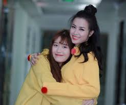 Tùng maru thân mật với em gái mưa han sara làm đàn chị emma hoảng hốt dạy cách giữ bầu | 24ty #tungmaru #hansara. Ä'ong Nhi Va Nhá»¯ng Láº§n Ra Sá»©c á»§ng Há»™ Cho Ga CÆ°ng Tren Má»i Máº·t Tráº­n
