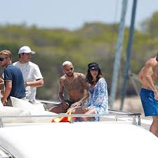Após ser visto em ibiza, na espanha, com bruna biancardi, neymar tirou uma selfie com a por meio dos stories de seu instagram oficial, bruna postou uma foto ao lado do jogador e, claro, virou. Chtovqykdnkxem