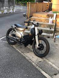 排気量９０ccのリトルカブフルカスタムの出品です ５０ccのカブカスタムと違いスピード出ます リトルカブを全バラしてフレームから組んでカスタムしました ７５キロの私が乗ってメーター読み１００キロは確認しました キック一発でエンジンもかかりかなり調子いいです