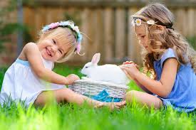 Обои на рабочий стол Две девочки сидят на зеленой траве с плетеной  корзинкой в которой сидит белый кролик, обои для рабочего стола, скачать  обои, обои бесплатно