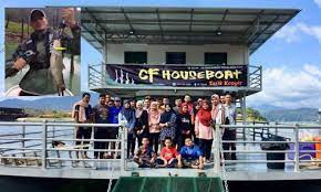 Pengalaman tidur di atas houseboat dengan pelbagai activity menarik. Produk Servis Houseboat Terkini Terbaik Tasik Kenyir Umpan