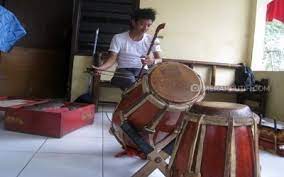 Berbicara mengenai alat musik jambi, tentu beragam, bahkan beberapa di antaranya ada yang mirip dengan alat musik jawa timur, sebut saja merawis. Padukan Musik Kontemporer Maulana Lestarikan Gambang Kromong Merahputih