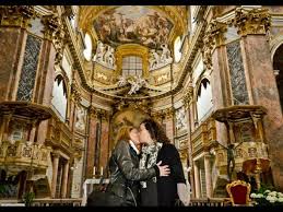 Stato della città del vaticano), o simplemente el vaticano, es un estado soberano sin salida al mar, cuyo territorio consta de un enclave dentro de la ciudad de roma, en italia. Vaticano Censuro Muestra Fotografica De Besos Gays Y Amenaza Con Demanda Legal Internacionales Actualidad Peru Com