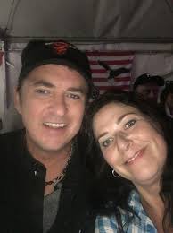 Eastenders star Shane Ritchie pops into Millport pub for karaoke session