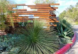 The Grass Is Always Greener On The Other Side Of The Fence Meaning Asymmetrical Visibility An Interesting Idea For The Fence A Modern Visual Protection Should Be Creative An Modern Wood Fence Modern Fence Design Modern Fence