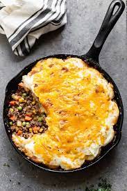 Easy Cottage Pie Made With A Mixture Of Ground Beef Ground Sausage And Mixed Vegetables In A Delicious Gravy And Baked Under A Layer Of Fluffy Mashed Potatoes Recipe Cottage