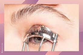Cara ini juga bisa membantu pemakaian eyeliner serta eyeshadow agar semakin bagus. 3 Cara Melentikkan Bulu Mata Tanpa Penjepit Bulu Mata Womantalk