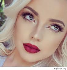 Whether bright makeup shades veer your complexion into clown territory or they wash you out, it's safe to say that finding the right balance can be difficult if you have blonde hair. Blonde Hair Natural Makeup And Red Lips Ladystyle