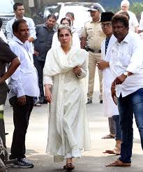 Dimple kapadia (born 8 june 1957) is an indian actress who predominantly appears in hindi films. Scenes From Dimple Kapadia S Mother S Funeral Rediff Com Movies