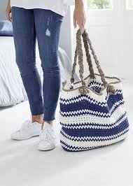 Die Mediterrane Farbkombi Blau Weiss Passt Super Zur Grossen Beach Tasche Aus C Mavi Ve Beyaz Plaj Cantasi Modelleri Plaj Cantalari
