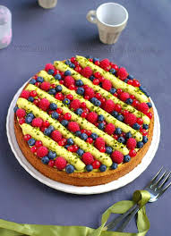 Tarte Aux Fruits Rouges Et Pistaches Avant Une Petite Pause Amuses Bouche Tarte Aux Fruits Tarte Fruits Rouges Decoration Tarte