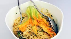 Gli spaghetti con fiori di zucca, bottarga e lime sono un primo piatto sfizioso e invitante. Spaghetti Ai Fiori Di Zucca