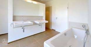 Geflieste Badezimmer Offene Dusche Abgetrennt Zum Waschbecken Und Toilette Baufritz Mehrfamilienhaus Schindele Familien Haus Mehrfamilienhauser Haus